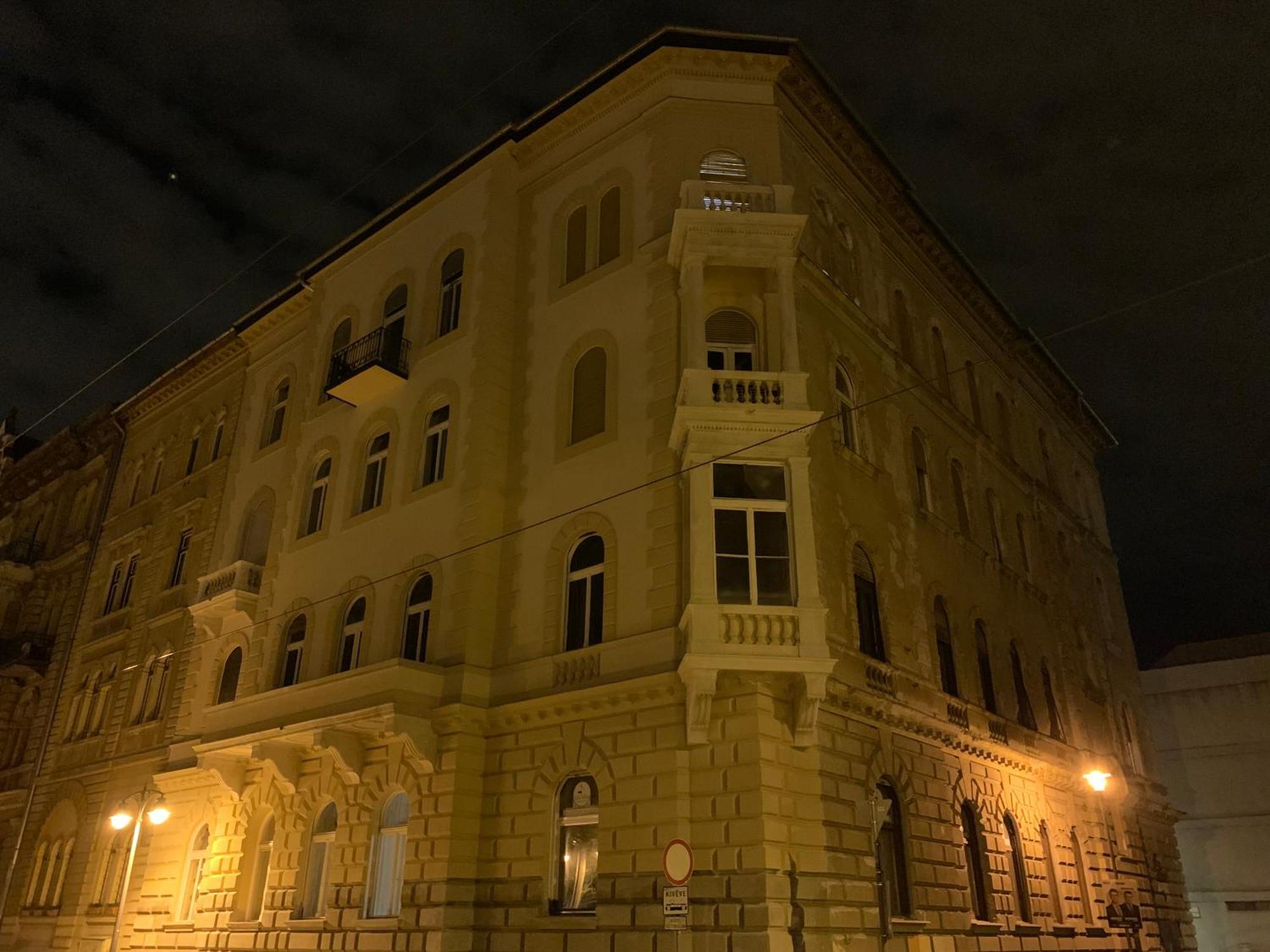 Luxury Artists On Varkert Bazaar